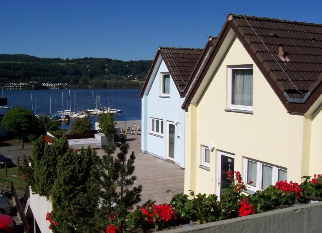 Gemutliche 93M2Fewo Mit 2 Schlafzimmern Und Seitlichem Seeblick Vom Balkon Scheid  Luaran gambar