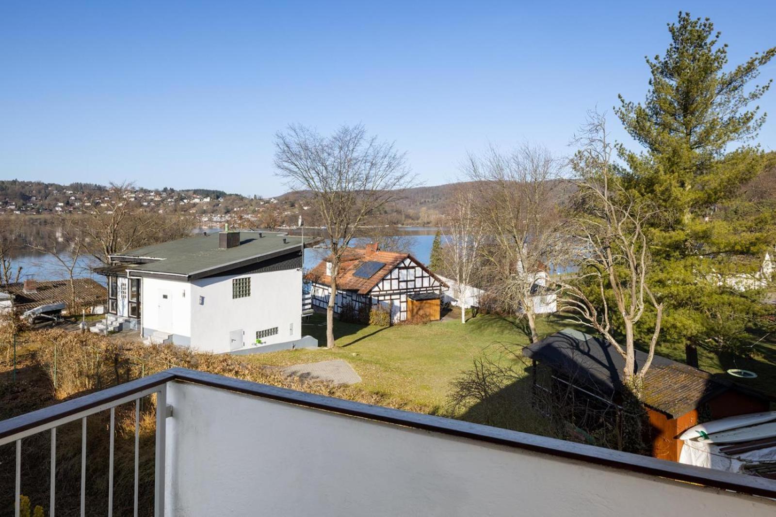 Gemutliche 93M2Fewo Mit 2 Schlafzimmern Und Seitlichem Seeblick Vom Balkon Scheid  Luaran gambar