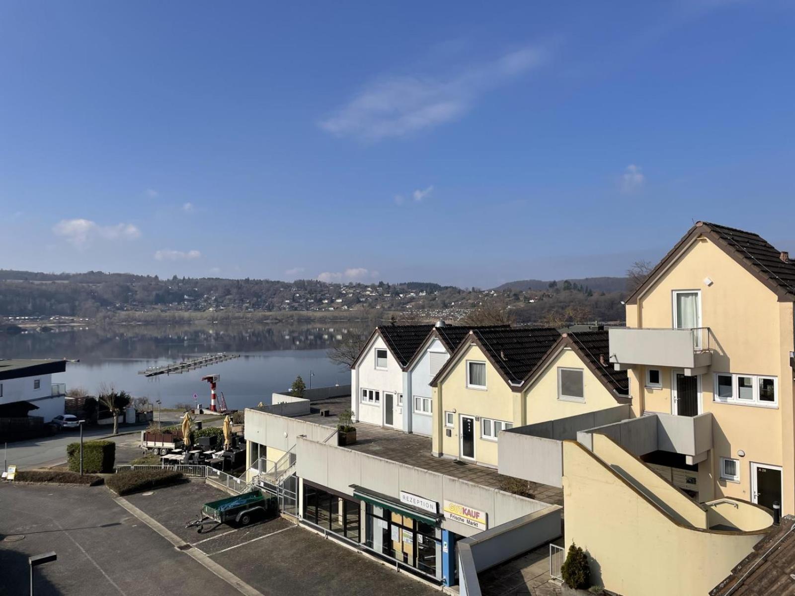 Gemutliche 93M2Fewo Mit 2 Schlafzimmern Und Seitlichem Seeblick Vom Balkon Scheid  Luaran gambar