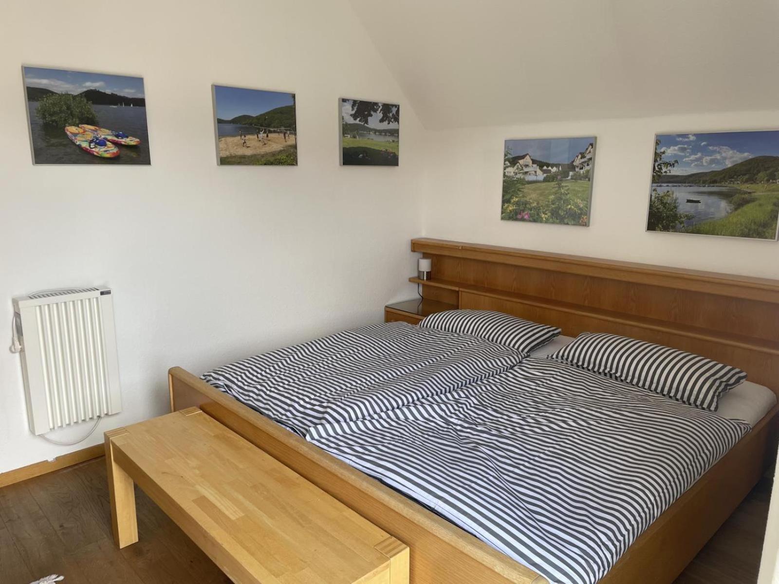 Gemutliche 93M2Fewo Mit 2 Schlafzimmern Und Seitlichem Seeblick Vom Balkon Scheid  Luaran gambar